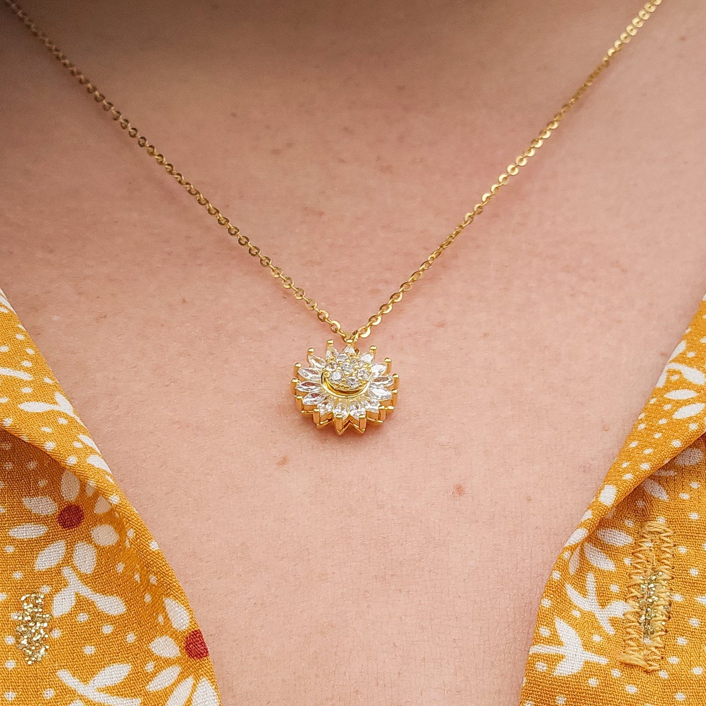 Collar Girasol Giratorio 🌻 | Baño en Oro de 18k + Caja de Lujo ¡Gratis! ✨