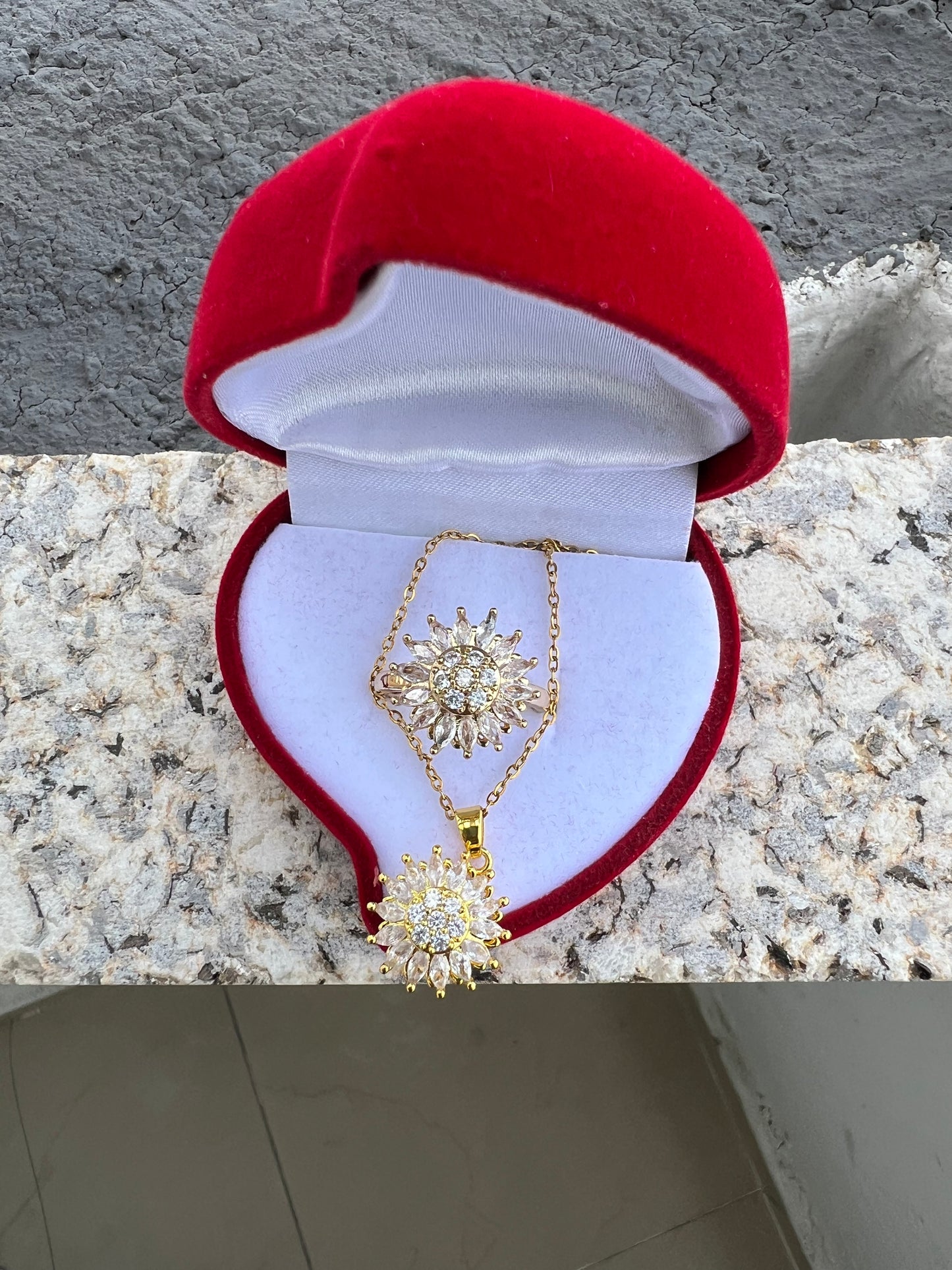 Collar Girasol Giratorio 🌻 | Baño en Oro de 18k + Caja de Lujo ¡Gratis! ✨