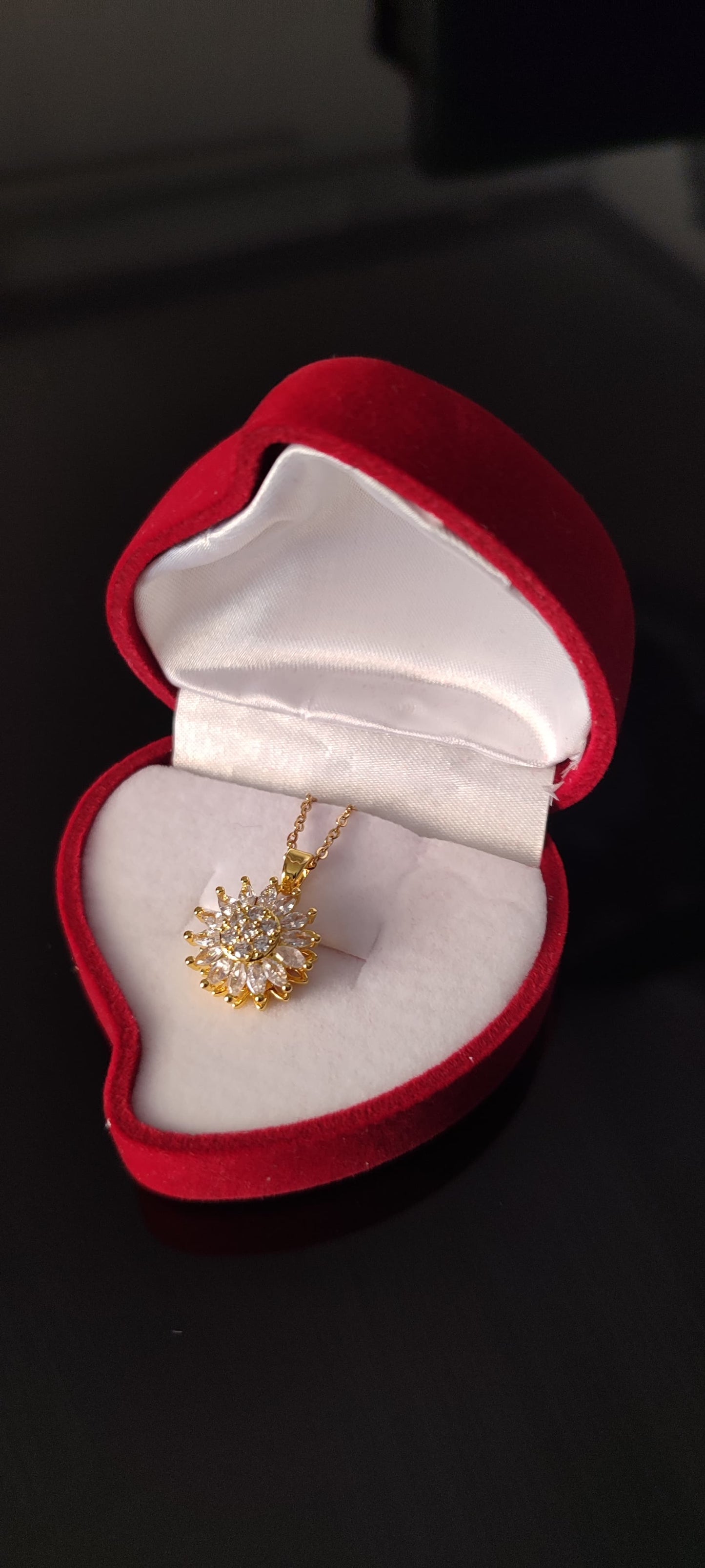 Collar Girasol Giratorio 🌻 | Baño en Oro de 18k + Caja de Lujo ¡Gratis! ✨